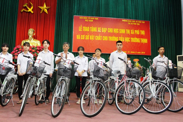 Ông Nguyễn Văn Hưng, Phó chủ tịch Hội khuyến học thị xã Phú Thọ trao tặng xe đạp cho các em học sinh.