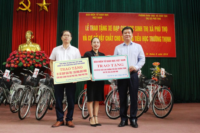 Ông Nguyễn Tiến Bình (bìa phải) trao tặng các phần quà cho Phòng Giáo dục và đào tạo thị xã Phú Thọ, Trường tiểu học Trường Thịnh trong buổi lễ