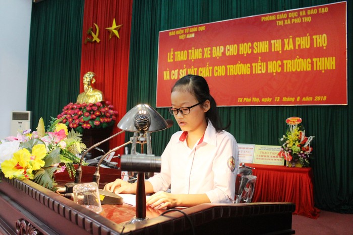 Em Nguyễn Thị Lan Anh, học sinh lớp 9D, Trường Trung học cơ sở Hùng Vương (Thị xã Phú Thọ) phát biểu cảm nghĩ trong buổi lễ.