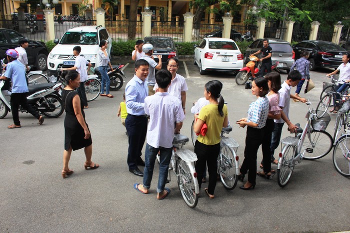 Ông Nguyễn Tiến Bình không quên dặn dò kỹ lưỡng, động viên các em học tập vươn lên.