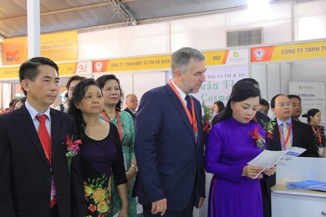 Bộ trưởng Bộ Y tế Nguyễn Thị Kim Tiến cùng các đại biểu tham quan nhiều gian hàng tại triển lãm (Ảnh: Moh.gov.vn)