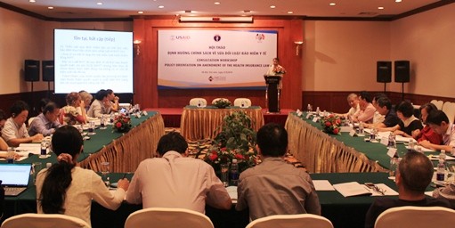 Tiến sĩ Nguyễn Văn Tiên, Nguyên Phó Chủ nhiệm Uỷ Ban về các vấn đề xã hội của quốc hội tham luận tại hội thảo (Ảnh: Bộ Y tế)