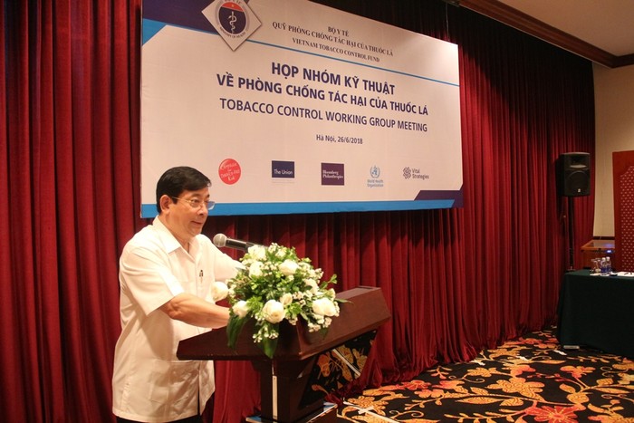 Ông Lương Ngọc Khuê, Cục trưởng Cục quản lý Khám, chữa bệnh- Giám đốc Quỹ Phòng chống Tác hại thuốc lá phát biểu tại cuộc họp (Ảnh: Bộ Y tế)