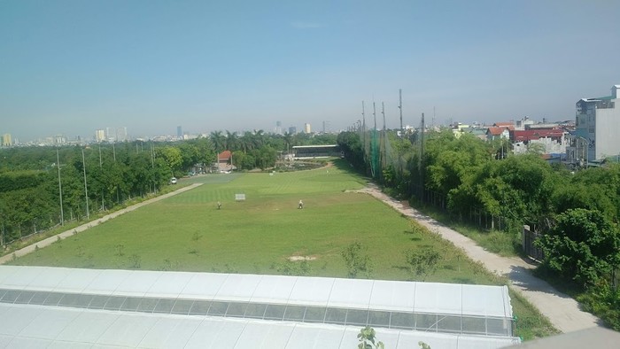 Khu tổ hợp sân golf của Khu sinh thái nhìn từ trên cầu Vĩnh Tuy (Ảnh: TP)