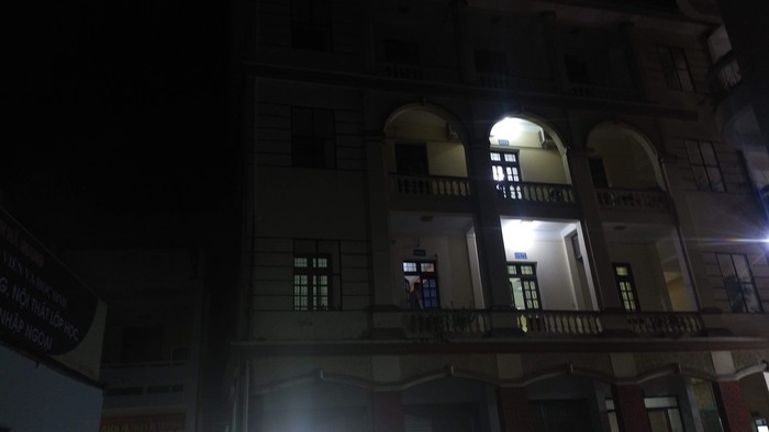Giữa đêm, phòng làm việc của tổ công tác do Bộ Giáo dục và Đào tạo cử lên vẫn sáng đèn (Ảnh: LC)