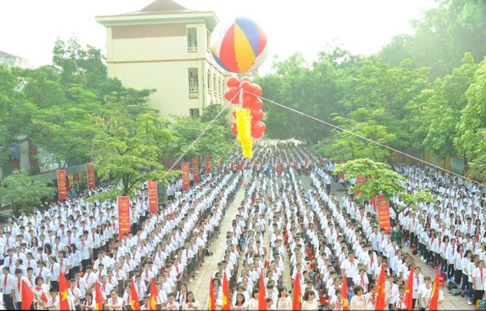 Thầy và trò Trường Trung học cơ sở Chu Văn An, Tây Hồ, Hà Nội trong lễ khai giảng năm học 2017-2018, ảnh: c2chuvanan.edu.vn.