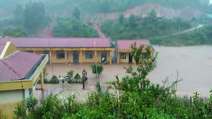 Cơn mưa lũ bất chợt khiến trường học tại trung tâm xã bị cô lập hoàn toàn (Ảnh: CTV)