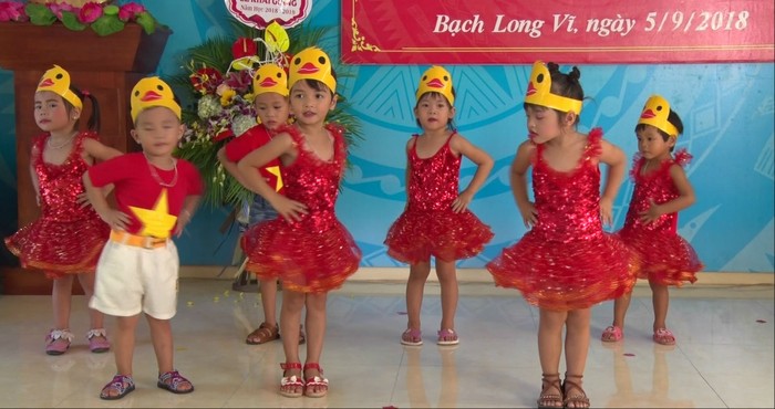 Tiết mục múa hát do các bé trường Mầm non của huyện Bạch Long Vĩ thực hiện.
