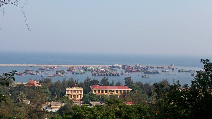 Toàn cảnh huyện đảo Bạch Long Vĩ nhìn từ trên cao. (Ảnh nhà trường cung cấp)