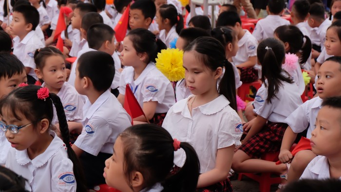 Nhiều em học sinh khiếm thị rất tập trung nghe hiệu lệnh của cô tổng phụ trách cho lễ khai giảng.