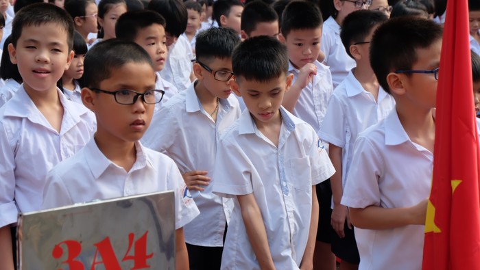 Các bạn nhỏ trường Nguyễn Đình Chiểu rất tập trung nghe từng lời của thư Chủ tịch nước Trần Đại Quang.
