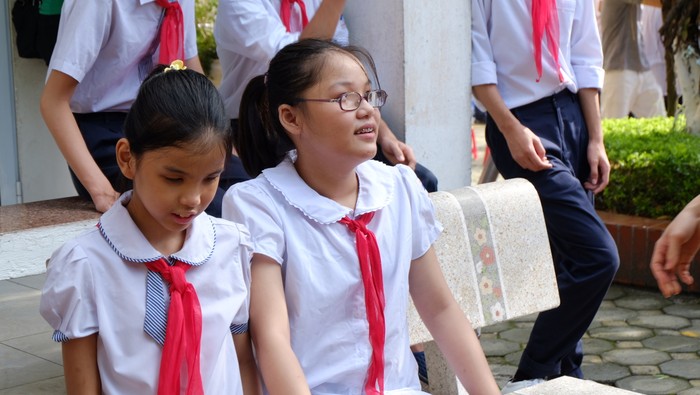 Tự tin chia sẻ với phóng viên, hai bạn Phương Huyền và Minh Như lớp 5A1 cho biết các con rất vui khi bước vào năm học mới, không chỉ được đến lớp mà các con còn được vui cùng bạn bè thầy cô
