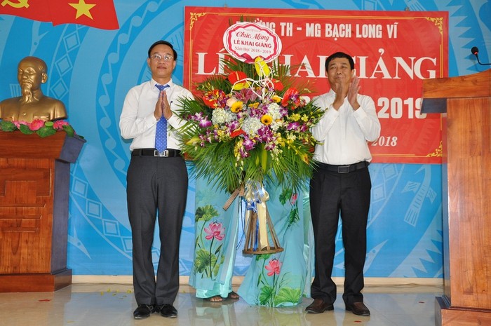 Lãnh đạo Ủy ban nhân dân huyện Bạch Long Vĩ tặng hoa nhà trường nhân dịp lễ Khai giảng.