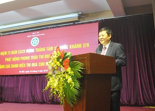 Thứ tưởng Nguyễn Viết Tiến đánh giá cao sự đóng góp của Bệnh viện Bạch Mai đối với ngành y tế của cả nước. (Ảnh: http://moh.gov.vn)