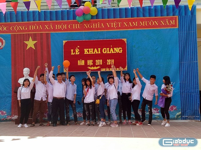 Vượt qua những khó khăn, thầy và trò trường Trung học phổ thông Canh Tân vẫn đang đảm bảo công tác dạy và học.