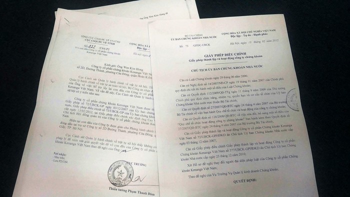 Các loại giấy tờ mà bà Nguyễn Thị Thanh Bình, Phó tổng Giám đốc công ty cổ phần chứng khoán Kenanga Việt Nam cung cấp cho phóng viên. (Ảnh: LC)