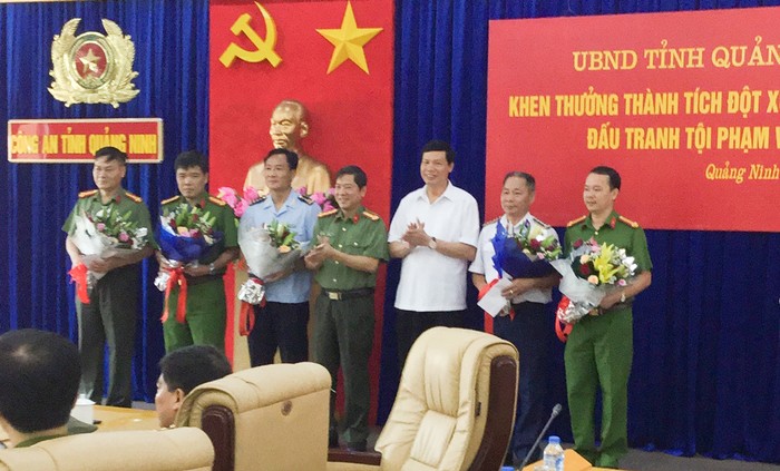 Ông Nguyễn Đức Long - Chủ tịch UBND tỉnh Quảng Ninh trao thưởng đột xuất cho các đơn vị Cảnh sát biển triệt phá chuyên án Ma túy. (Ảnh: BTL Cảnh sát Biển)