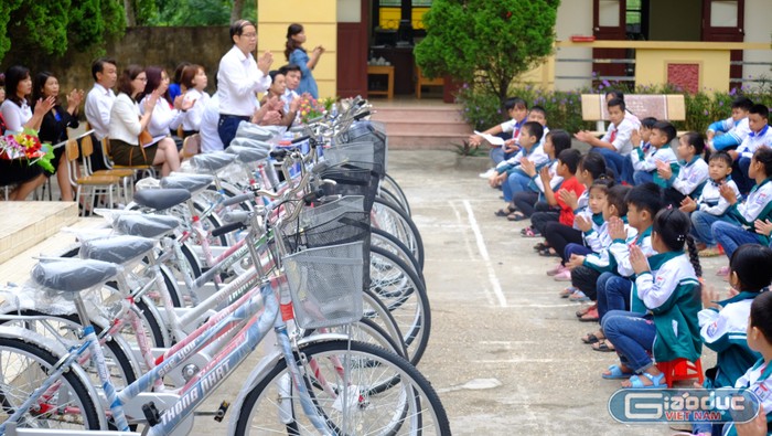 50 chiếc xe đạp là món quà đầy ý nghĩa giúp nâng bước các em đến trường. (Ảnh: LC)