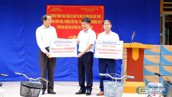 Ông Nguyễn Tiến Bình - Tổng biên tập Báo điện tử Giáo dục Việt Nam trao tặng phần quà cho đại diện nhà trường và ngành Giáo dục và Đào tạo Phú Thọ. (Ảnh: LC)