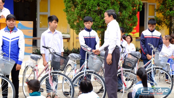 Ông Đặng Văn Hương, Chủ tịch Hội khuyến học thị xã Phú Thọ trao tặng xe đạp cho các em học sinh. (Ảnh: LC)