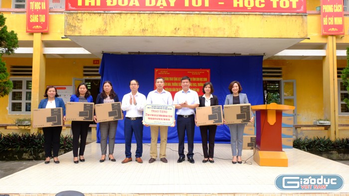 ông Nguyễn Ánh Hoàng và ông Nguyễn Tiến Bình trao tặng 21 bộ máy tính cho các trường học trên địa bàn thị xã Phú Thọ. (Ảnh: LC)