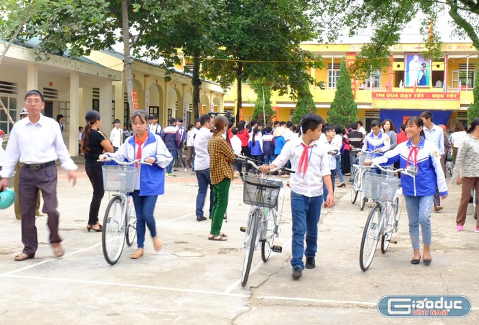Niềm vui của các em học sinh khi được nhận xe đạp mới. (Ảnh: LC)