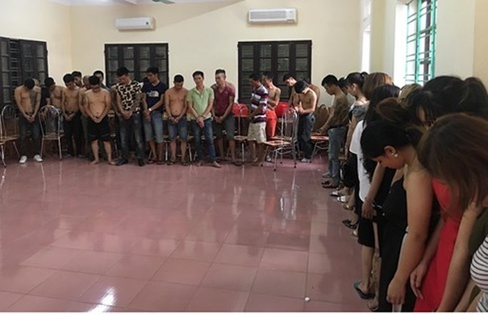 Phòng Cảnh sát Điều tra tội phạm về ma túy (Công an tỉnh Thái Bình) bắt quả tang 50 đối tượng tổ chức sử dụng ma túy tại nhà riêng. (Ảnh: VOV)