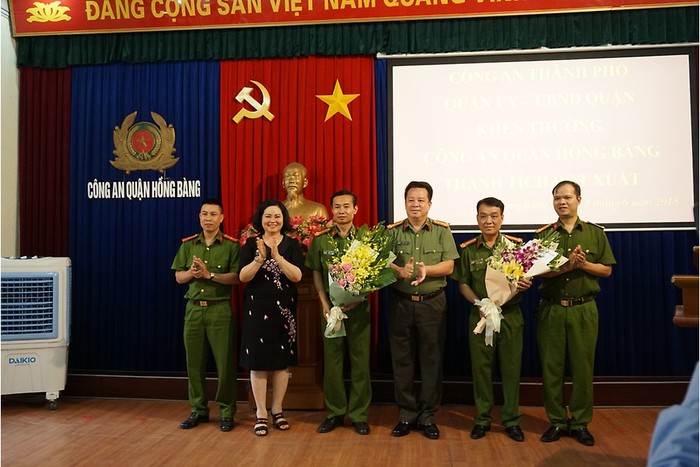 Lãnh đạo Công an thành phố, quận Hồng Bàng trao thưởng các đơn vị lập công (Ảnh: Báo Hải Phòng)