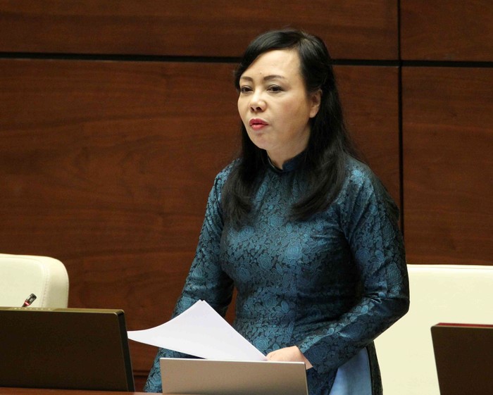 Bộ trưởng Bộ Y tế Nguyễn Thị Kim Tiến giải trình ý kiến trong phiên họp Quốc hội sáng 16/11. (Ảnh: Văn Điệp/TTXVN)