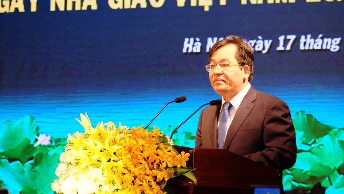 Nhà giáo nhân dân, Phó giáo sư, Tiến sĩ Trần Đức Quý – Hiệu trưởng trường Đại học Công nghiệp Hà Nội phát biểu tại buổi lễ. (Ảnh: LC)