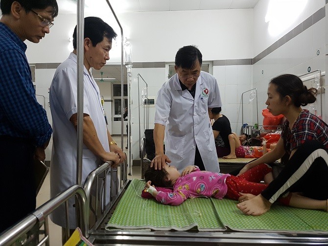 Giám đốc sở Y tế Hà Nội thăm hỏi động viên các nạn nhân và gia đình. (Ảnh: KTDT)