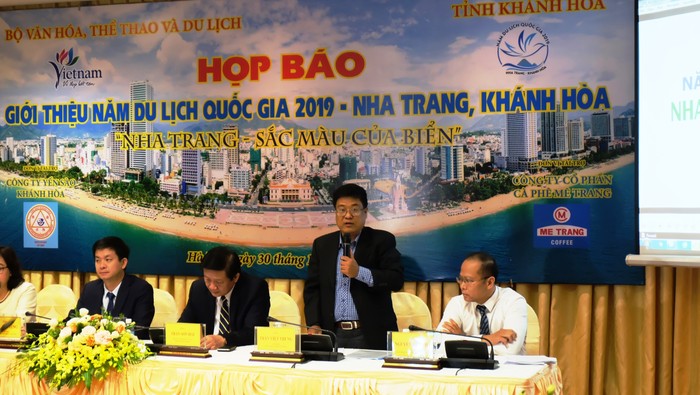 Ông Trần Việt Trung, Giám đốc Sở Du lịch tỉnh Khánh Hòa trả lời, giải đáp các thắc mắc trong buổi họp báo. (Ảnh: LC)