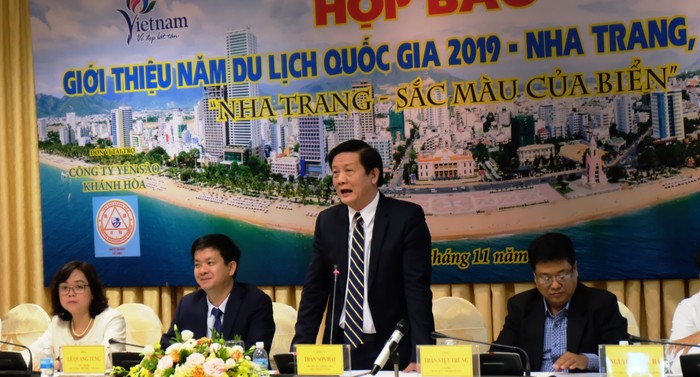 Ông Trần Sơn Hải, Phó Chủ tịch Thường trực Ủy ban nhân dân tỉnh Khánh Hòa thông tin tại buổi họp báo giới thiệu năm Du lịch quốc gia 2019. (Ảnh: LC)