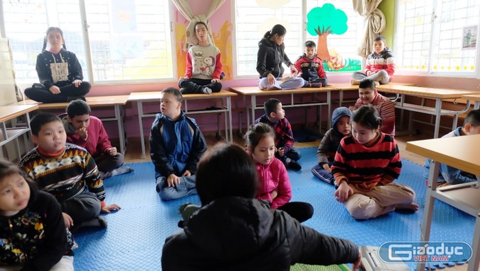 Học viên của trung tâm Hi Vọng được các cô giáo cho học thiền để tâp trung. (Ảnh: LC)