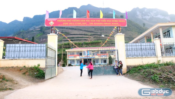 Trường Phổ thông dân tộc bán trú Tiểu học Đồng Văn B nằm giữa đường biên giới Việt Nam và nước bạn Trung Quốc.