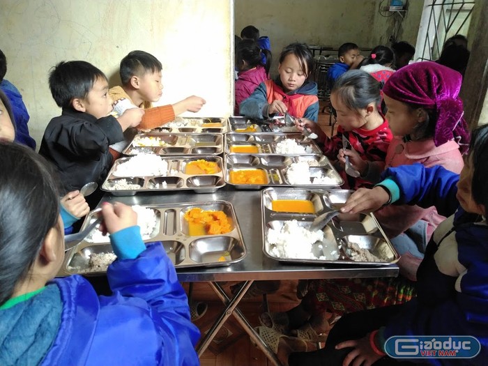 Bếp ăn bán trú nhà trường cho các em học sinh tại Lũng Táo.
