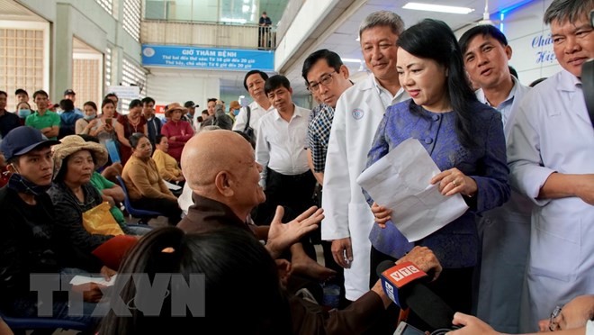 Bộ trưởng Nguyễn Thị Kim Tiến thăm hỏi bệnh nhân đang chờ khám bệnh tại Bệnh viện Chợ Rẫy Thành phố Hồ Chí Minh. (Ảnh: TTXVN)