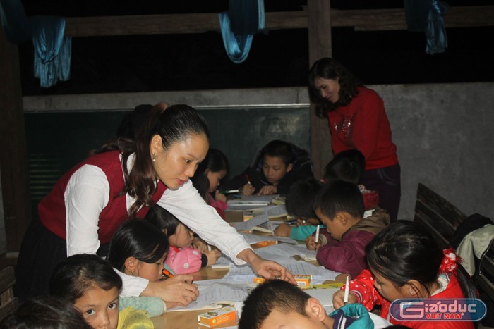 Cô giáo Triệu Thị Đào hướng dẫn cho các em trong lớp học miễn phí.