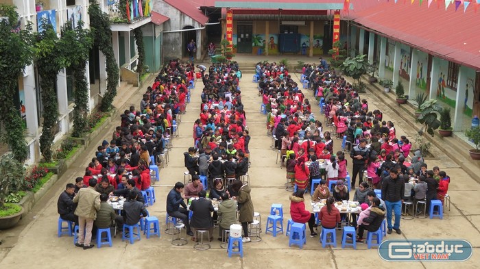 Bữa tiệc được diễn ra ngay giữa sân trường, 45 mâm cỗ được thầy và trò trường phổ thông dân tộc bán trú Tiểu học Sủng Trái tổ chức ăn tết sớm.