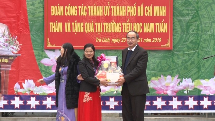Bí thư Thành ủy Thành phố Hồ Chí Minh Nguyễn Thiện Nhân tặng quà đại diện trường Tiểu học Nam Tuấn.
