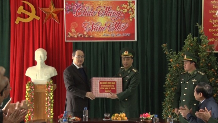 Bí thư Nguyễn Thiện Nhân tặng quà đồn biên phòng Trạm biên phòng Thác Bản Giốc.
