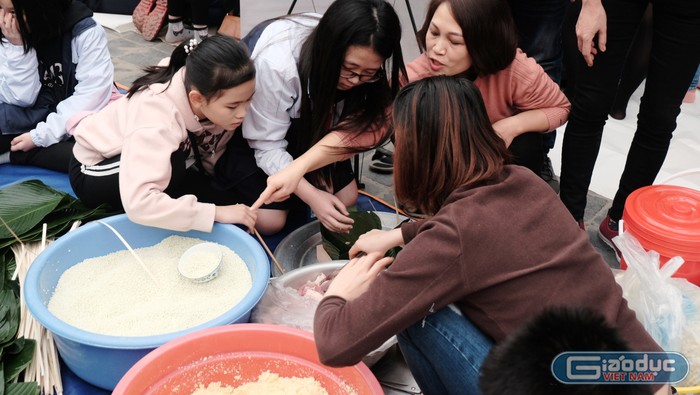 Dưới sự hướng dẫn của các vị phụ huynh, các em học sinh rất hào hứng để thực hiện những chiếc bánh của riêng mình.