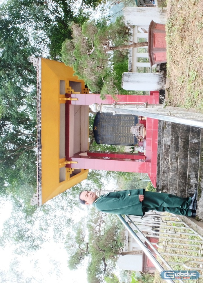 Chính trị viên phó Nông Hồng Đoan bên nhà bia liệt sĩ tại đồn biên phòng Trà Lĩnh. (Ảnh: Lại Cường)