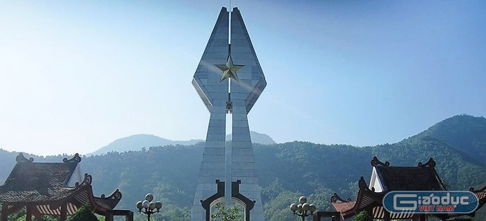Đài tưởng niệm Pò Hèn hiên ngang giữa trời Đông Bắc của Tổ Quốc. (Ảnh: Lại Cường)