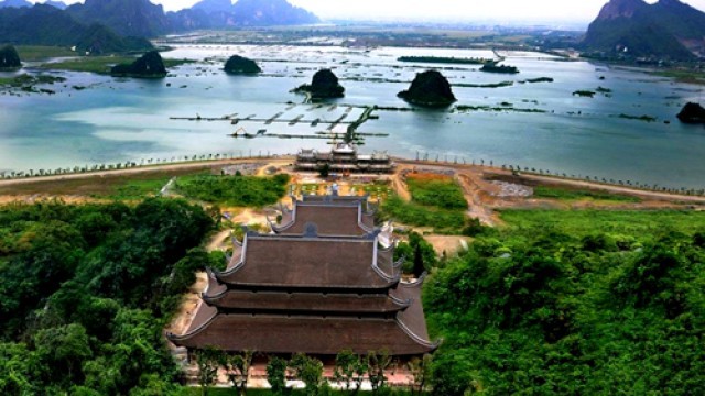 Chùa Tam Chúc, ngôi chùa được cho là to là nhất thế giới nhưng lại rất nhỏ bé so với toàn khu di tích lên đến 5.100 ha.(Ảnh: Hanamtv)