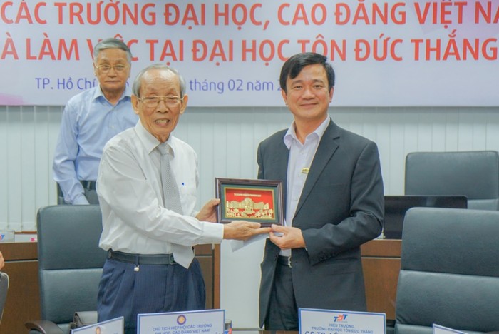 Giáo sư Trần Hồng Quân tặng quà lưu niệm cho lãnh đạo trường Đại học Tôn Đức Thắng (Ảnh: TDTU)