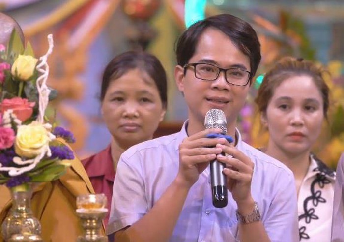Ông Nguyễn Hồng Phong, Bác sĩ của khoa Nhi, Bệnh viện Bạch Mai phát biểu trong buổi thuyết pháp của chùa Ba Vàng tổ chức ngày 21/3. (Ảnh cắt ra từ clip)
