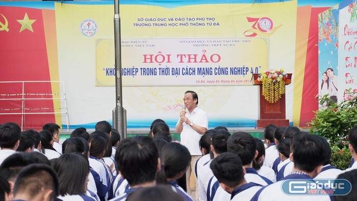 Sự nhiệt huyết của Giáo sư Nguyễn Lân Dũng đã gây ấn tượng mạnh với học sinh trường Trung học phổ thông Tử Đà. (Ảnh: LC)