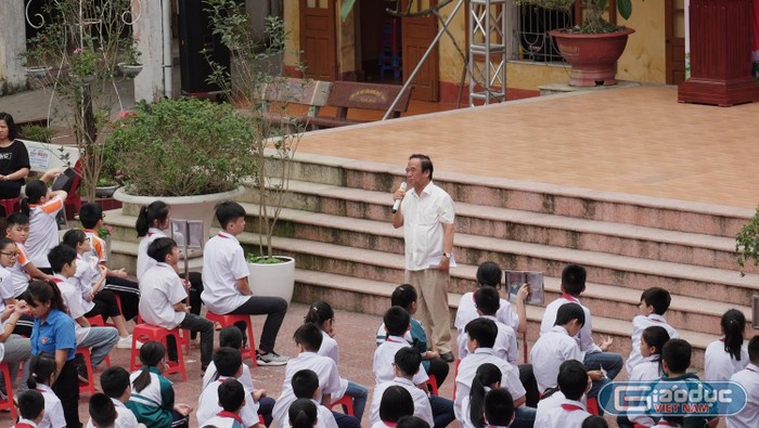 Những bài học đầy ý nghĩa của Giáo sư Nguyễn Lân Dũng đã khiến các em học sinh rất xúc động. (Ảnh: LC)