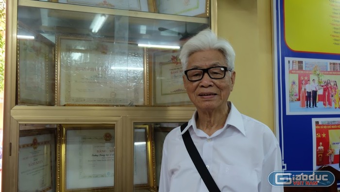 Thầy giáo Nguyễn Huy Khoát bên huân chương do chủ tịch nước Hồ Chí Minh trao tặng vì những thành tích trong sự nghiệp giáo dục. (Ảnh: LC)